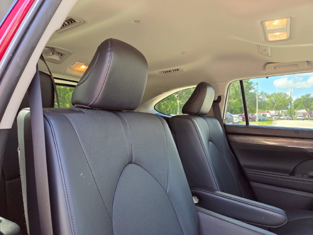 Used 2023 Toyota Highlander Limited FWD image 18