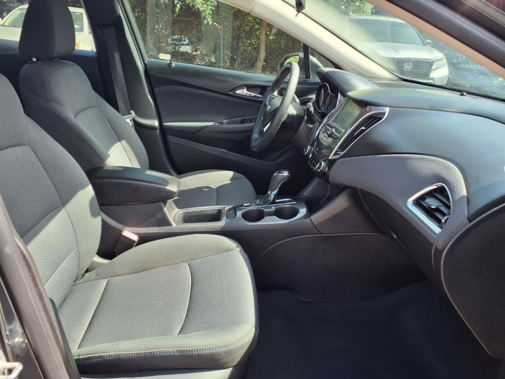 Used 2018 Chevrolet Cruze LT w/ Convenience Package image 21