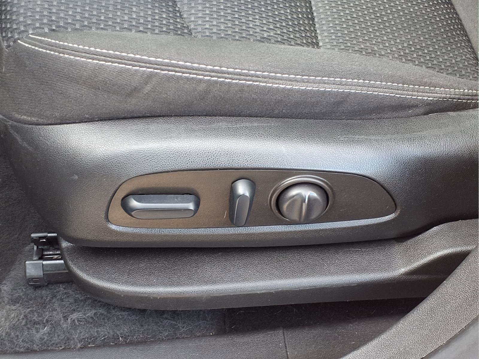 Used 2022 GMC Terrain SLE w/ Driver Convenience Package image 17