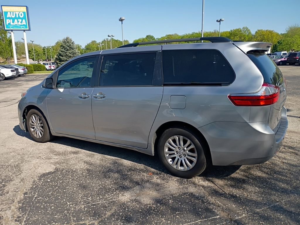 Used 2017 Toyota Sienna XLE w/ XLE Navigation Package FWD image 8
