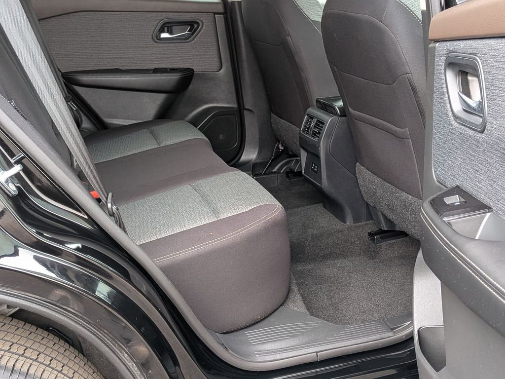 Used 2023 Nissan Rogue SV image 19