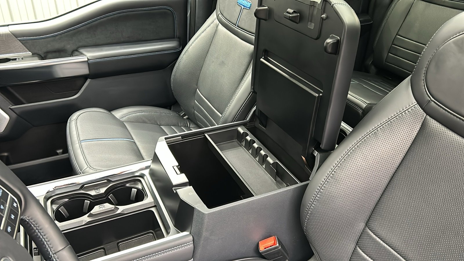 Used 2025 Ford F450 Platinum w/ FX4 Off-Road Package image 30