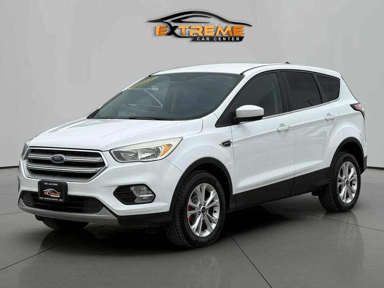 Used 2017 Ford Escape SE w/ SE Cold Weather Package AWD/4WD image 2