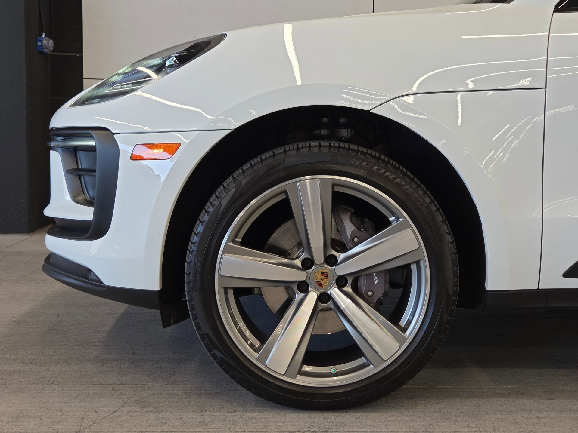 Certified 2022 Porsche Macan AWD/4WD image 9