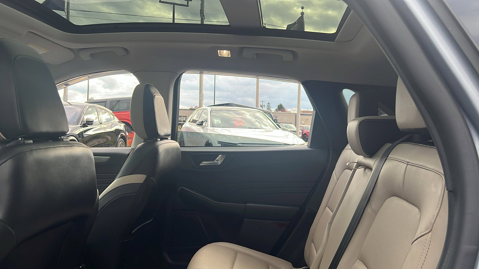 Used 2022 Ford Escape Titanium w/ Class II Trailer Tow Package image 32