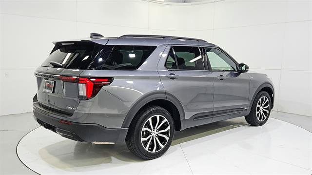 Used 2025 Ford Explorer ST-Line AWD/4WD image 8
