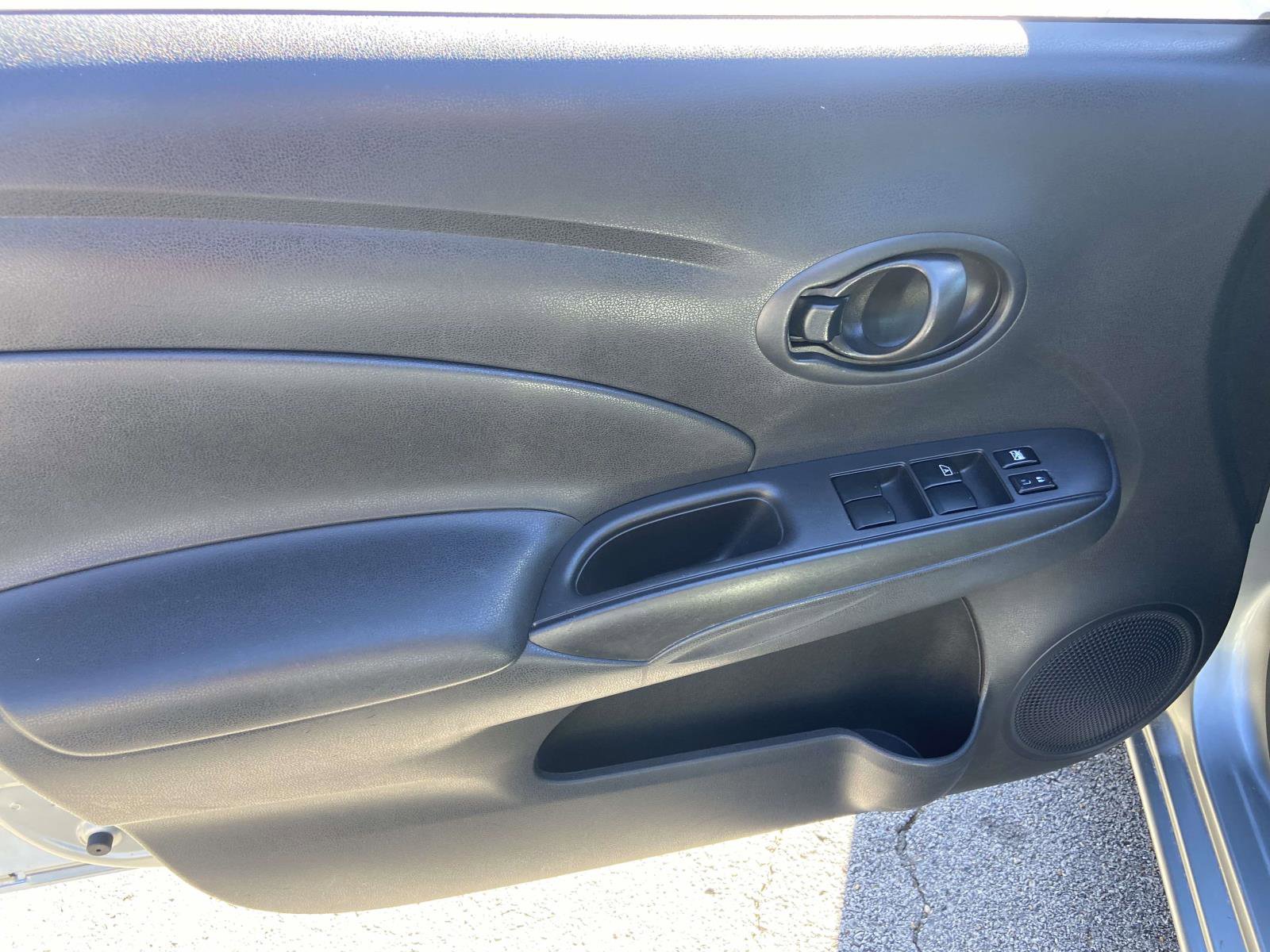 Used 2012 Nissan Versa SV w/ Convenience Pkg image 12