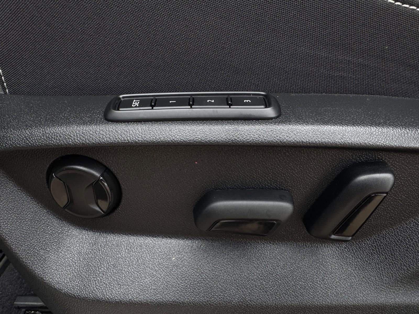 Used 2024 Volkswagen Atlas Cross Sport SEL R-Line AWD/4WD image 28