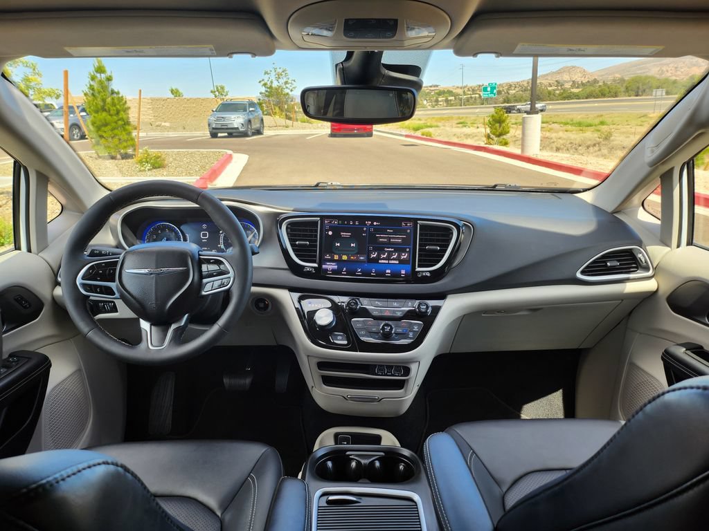 Used 2024 Chrysler Pacifica Touring-L FWD image 19