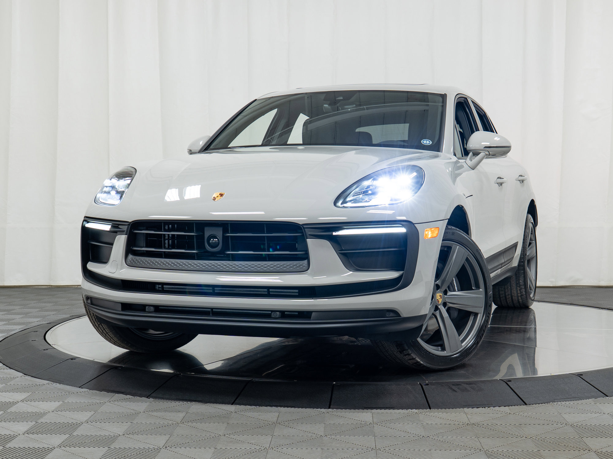 Used 2025 Porsche Macan image 30