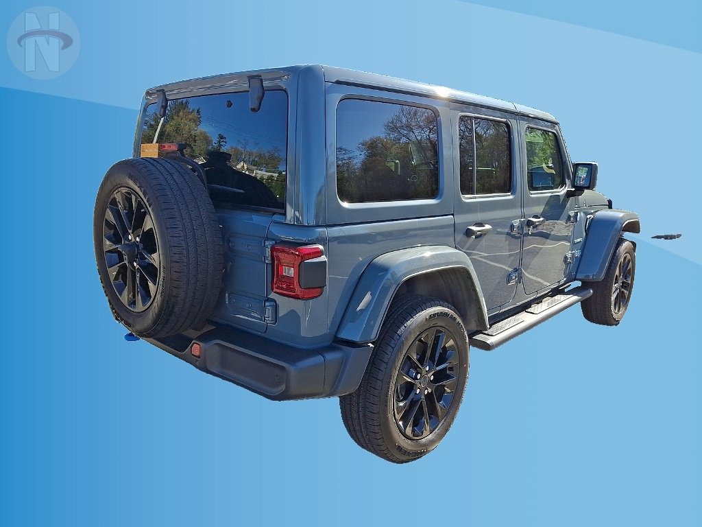 Used 2024 Jeep Wrangler Unlimited Sahara w/ Technology Group AWD/4WD image 17