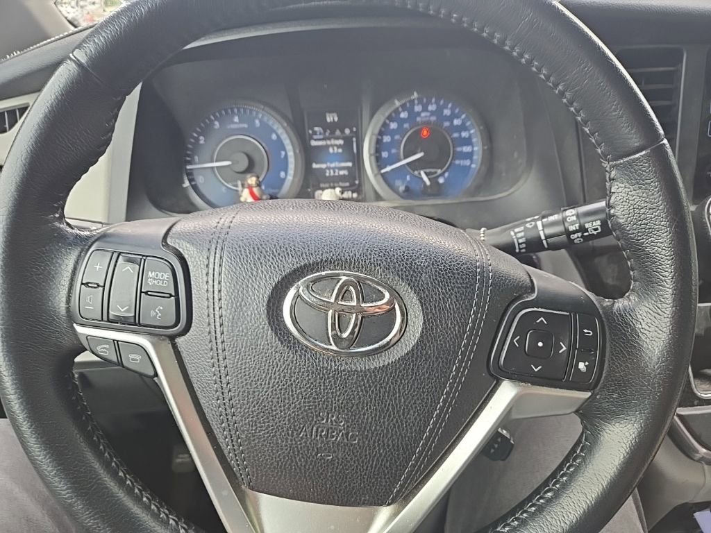 Used 2015 Toyota Sienna XLE FWD image 7