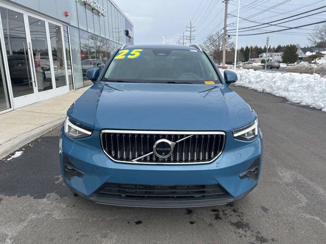 Certified 2025 Volvo XC40 B5 Plus AWD/4WD image 7