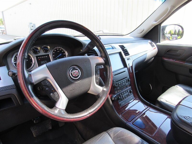 Used 2010 Cadillac Escalade Premium AWD/4WD image 15