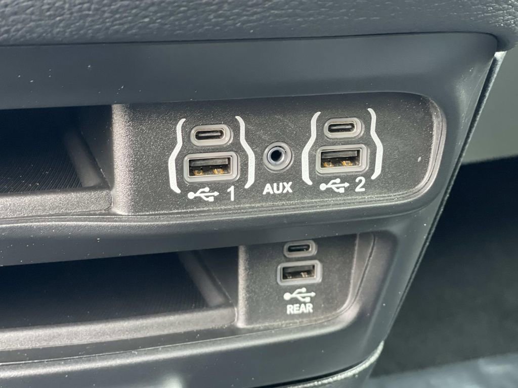 Used 2025 Chrysler Pacifica Select w/ Uconnect Theater Family Group image 15