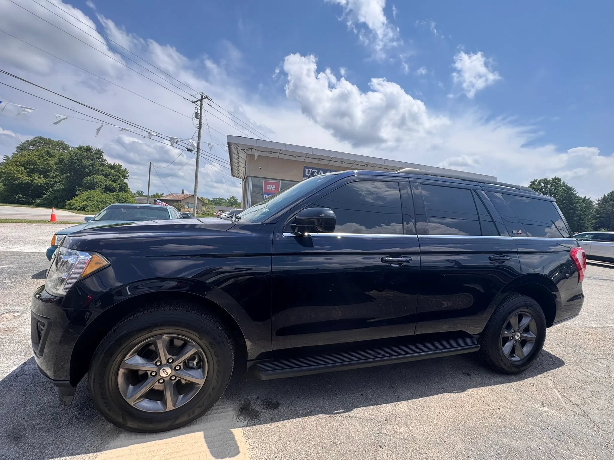 Used 2021 Ford Expedition XL AWD/4WD image 3