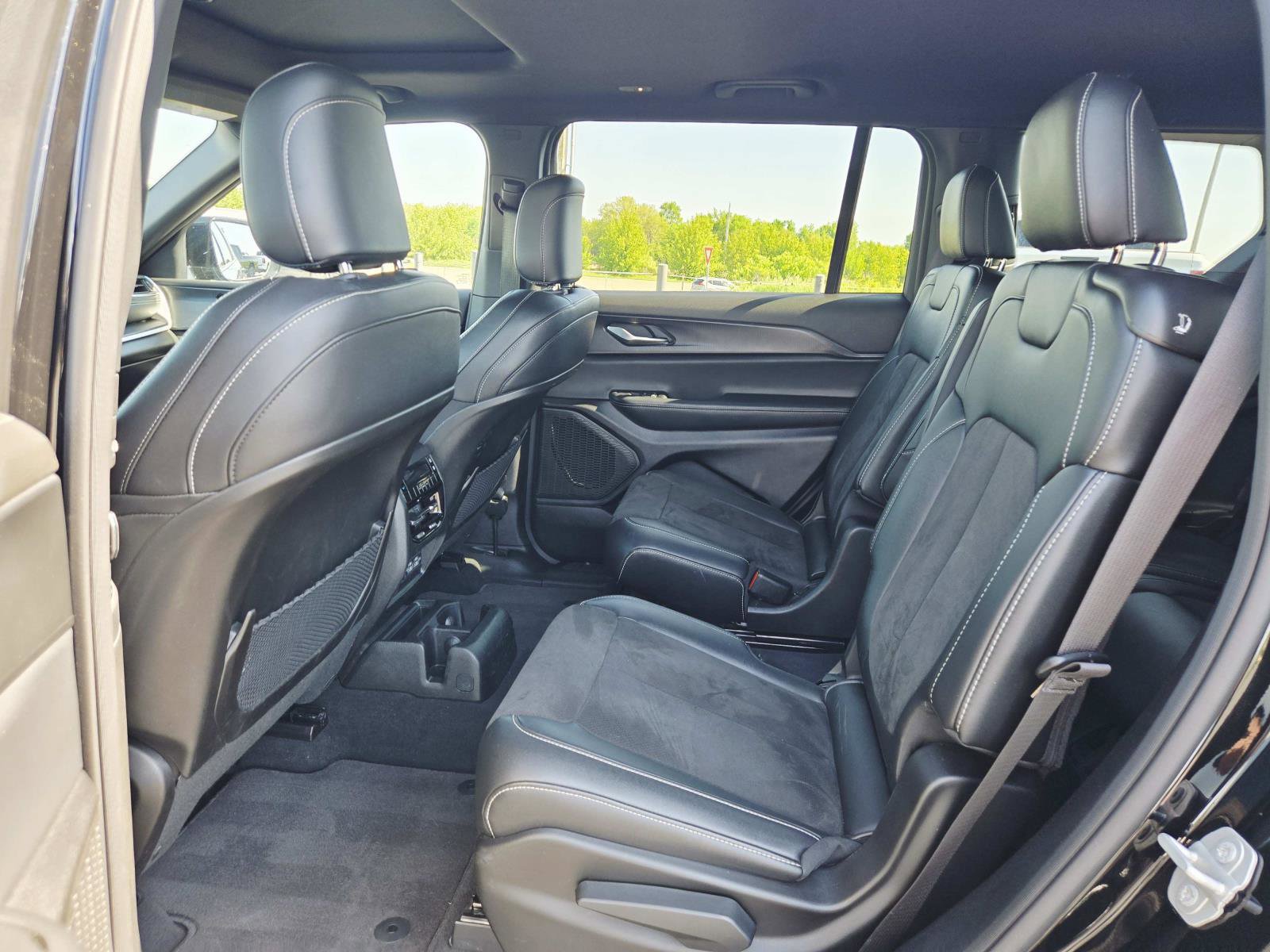 Used 2024 Jeep Grand Cherokee L Altitude AWD/4WD image 14