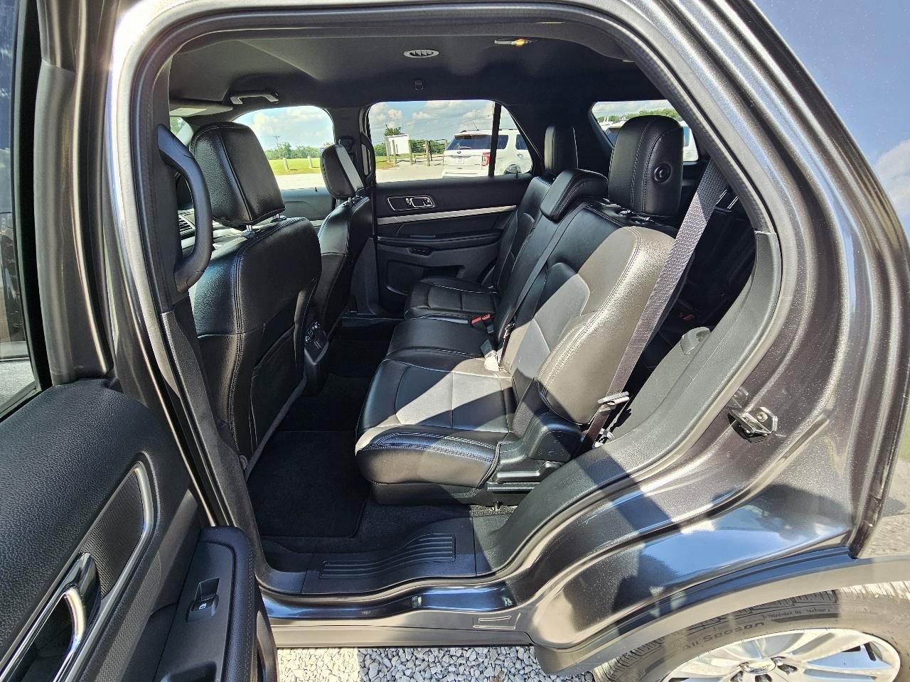 Used 2018 Ford Explorer XLT w/ Equipment Group 202A AWD/4WD image 18