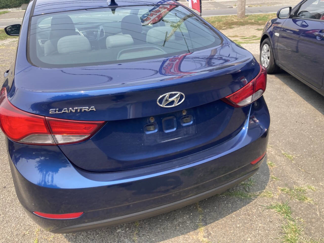 Used 2015 Hyundai Elantra SE image 5