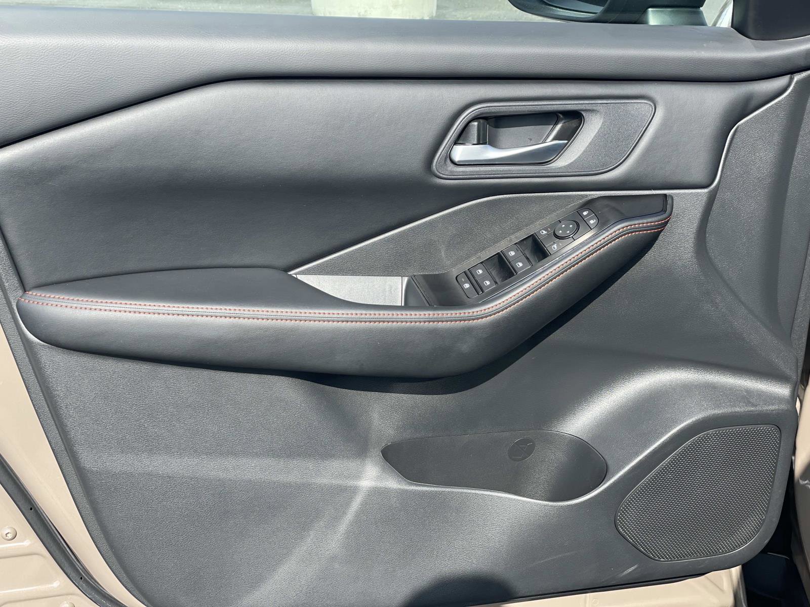 Used 2025 Nissan Rogue SV image 18