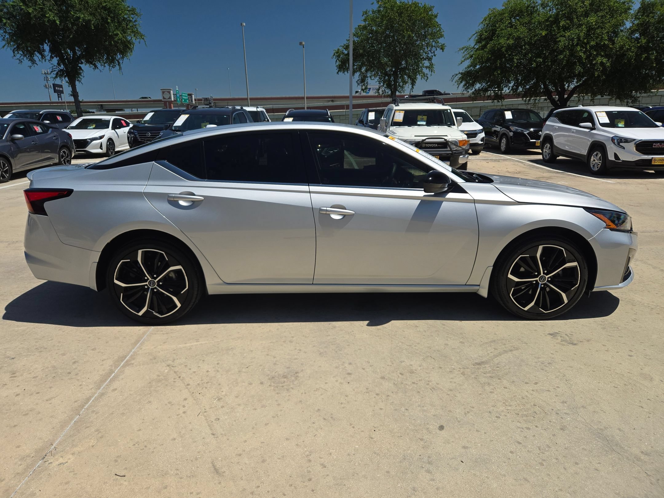 Used 2023 Nissan Altima 2.5 SR AWD/4WD image 2
