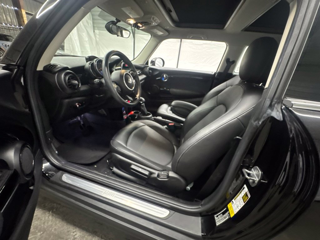 Used 2019 MINI Cooper 2-Door Hardtop w/ Signature Upholstery Package FWD image 7