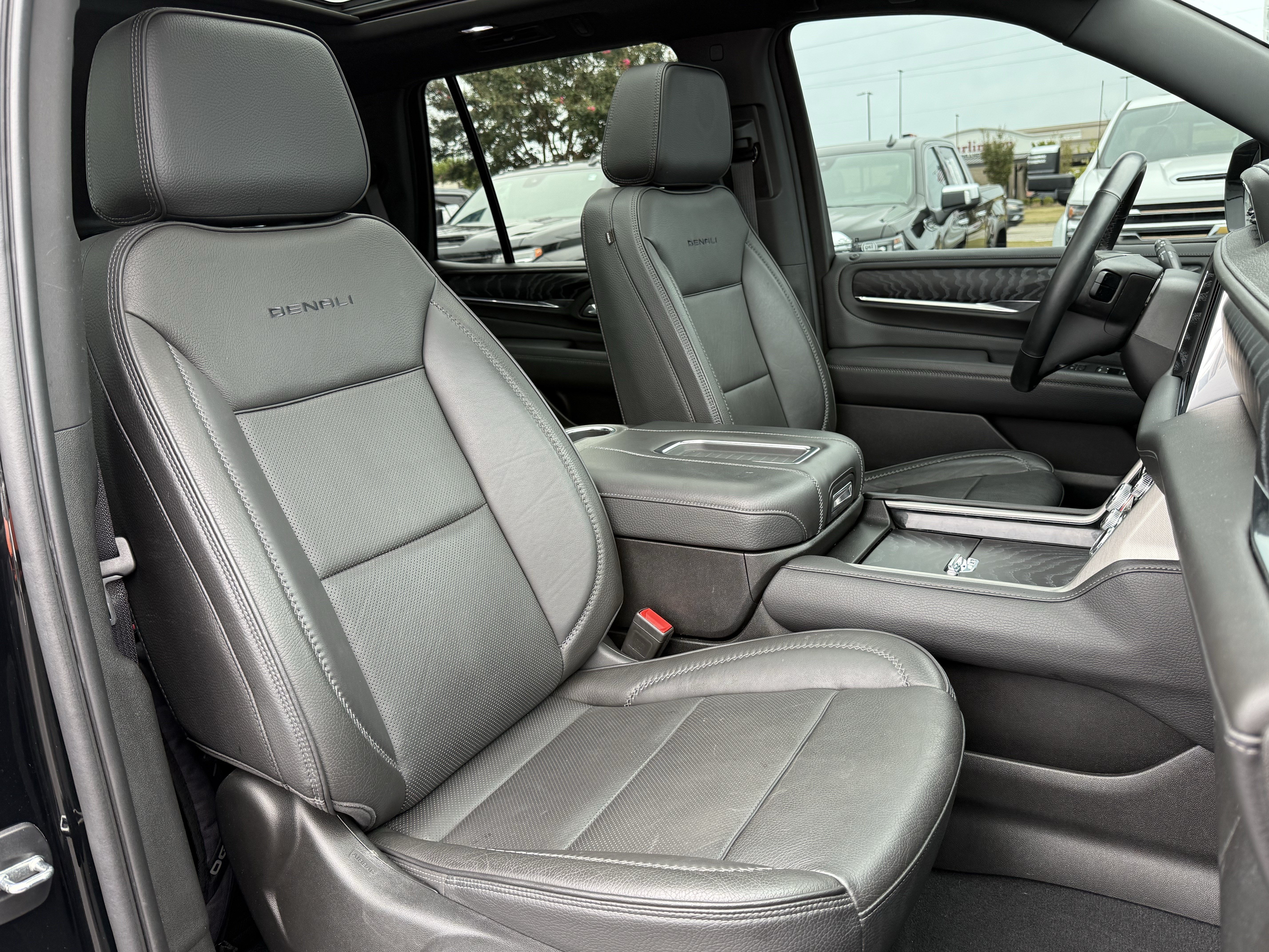 Used 2023 GMC Yukon Denali AWD/4WD image 37