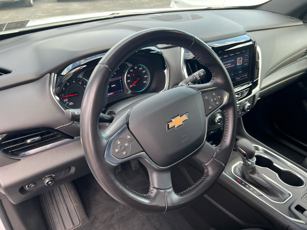 Used 2022 Chevrolet Traverse LT image 11