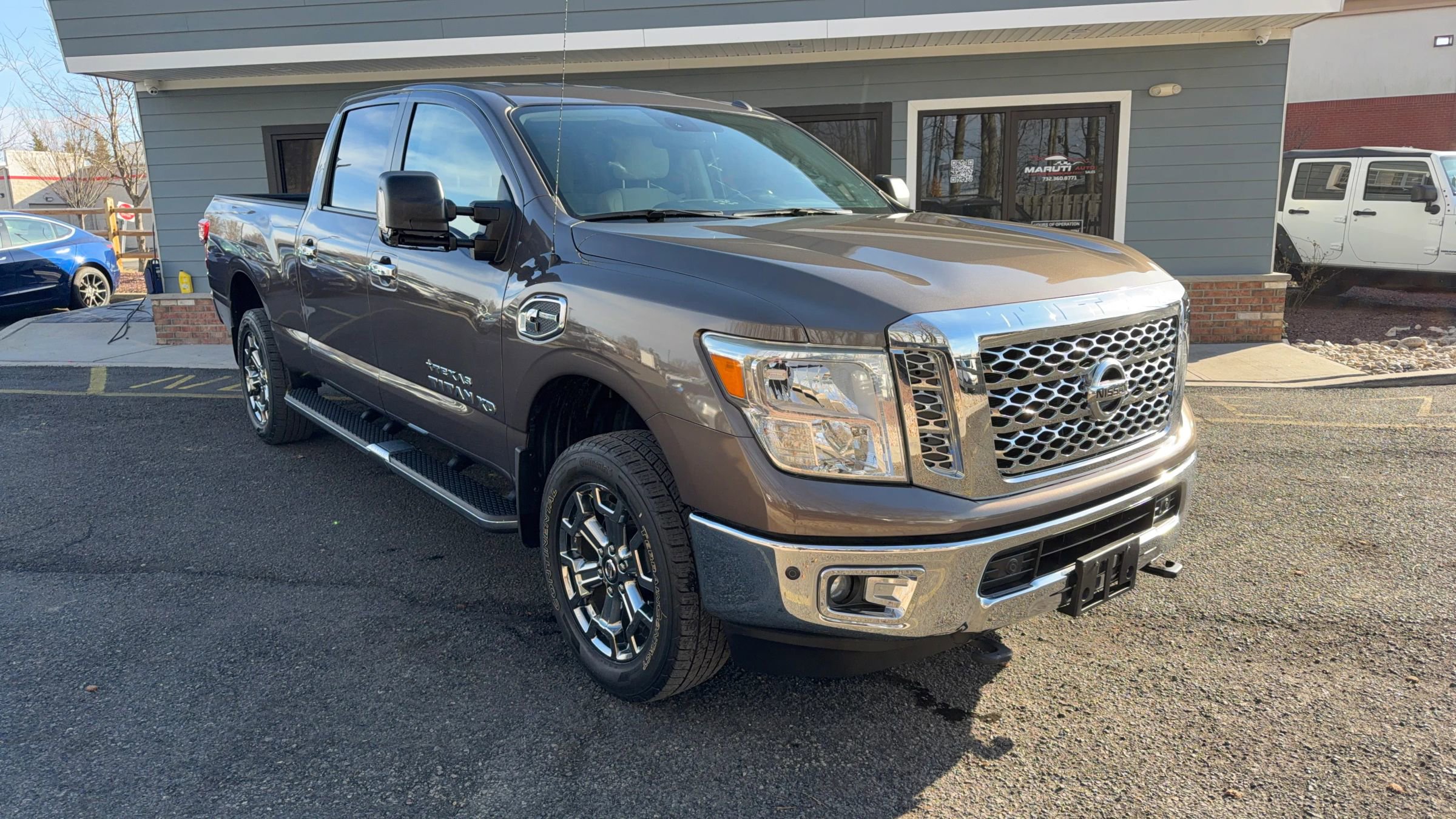 Used 2017 Nissan Titan SV image 3