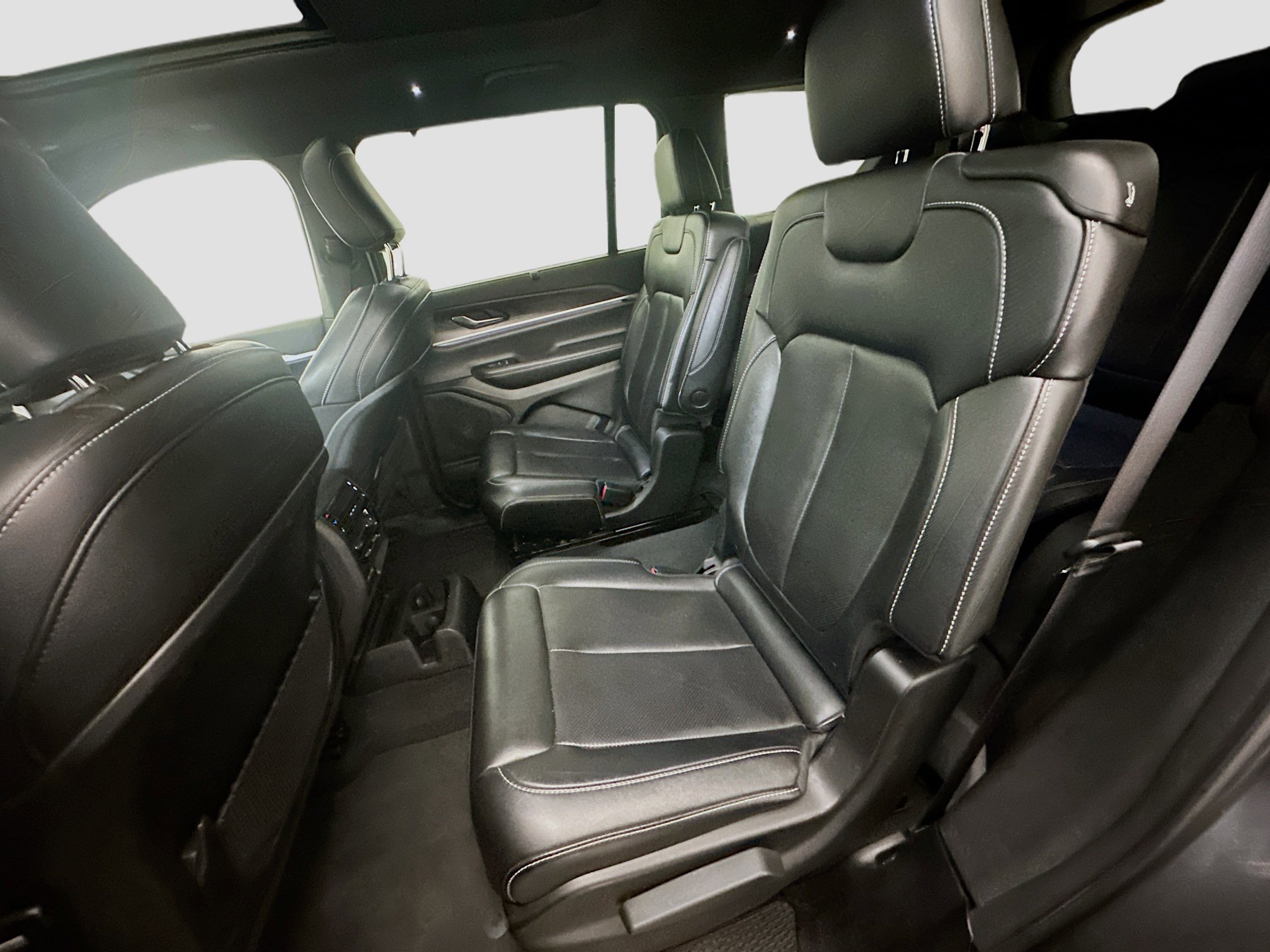 Used 2024 Jeep Grand Cherokee L Limited w/ Luxury Tech Group II image 30