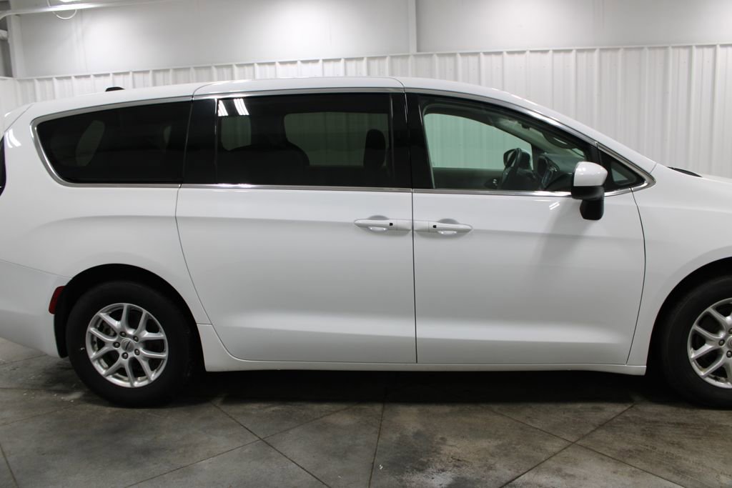 Used 2023 Chrysler Voyager LX image 11