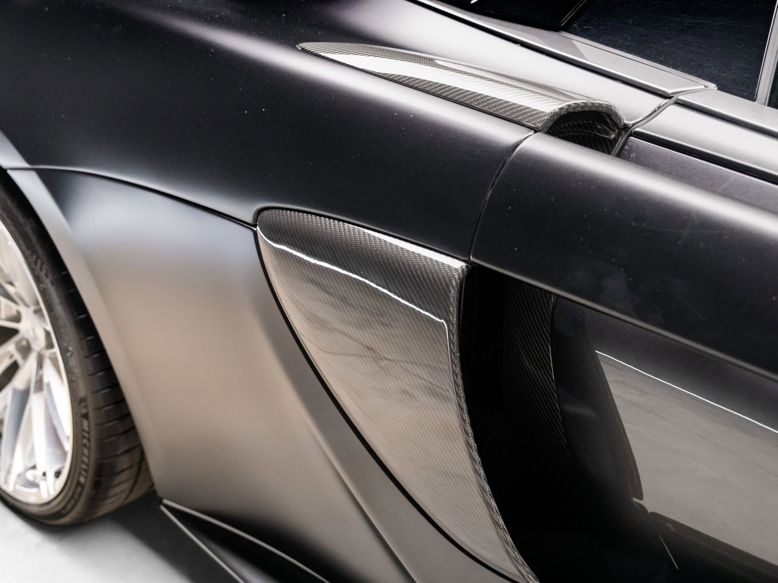 Used 2018 McLaren 570S Spider RWD image 41