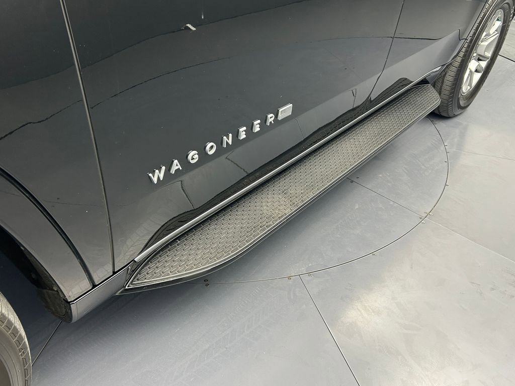 Used 2023 Jeep Wagoneer 4WD image 39