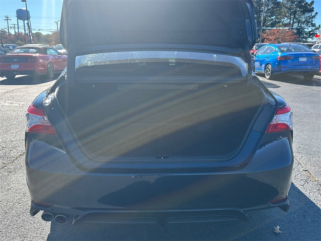 Used 2020 Toyota Camry SE w/ Sunroof Package image 18