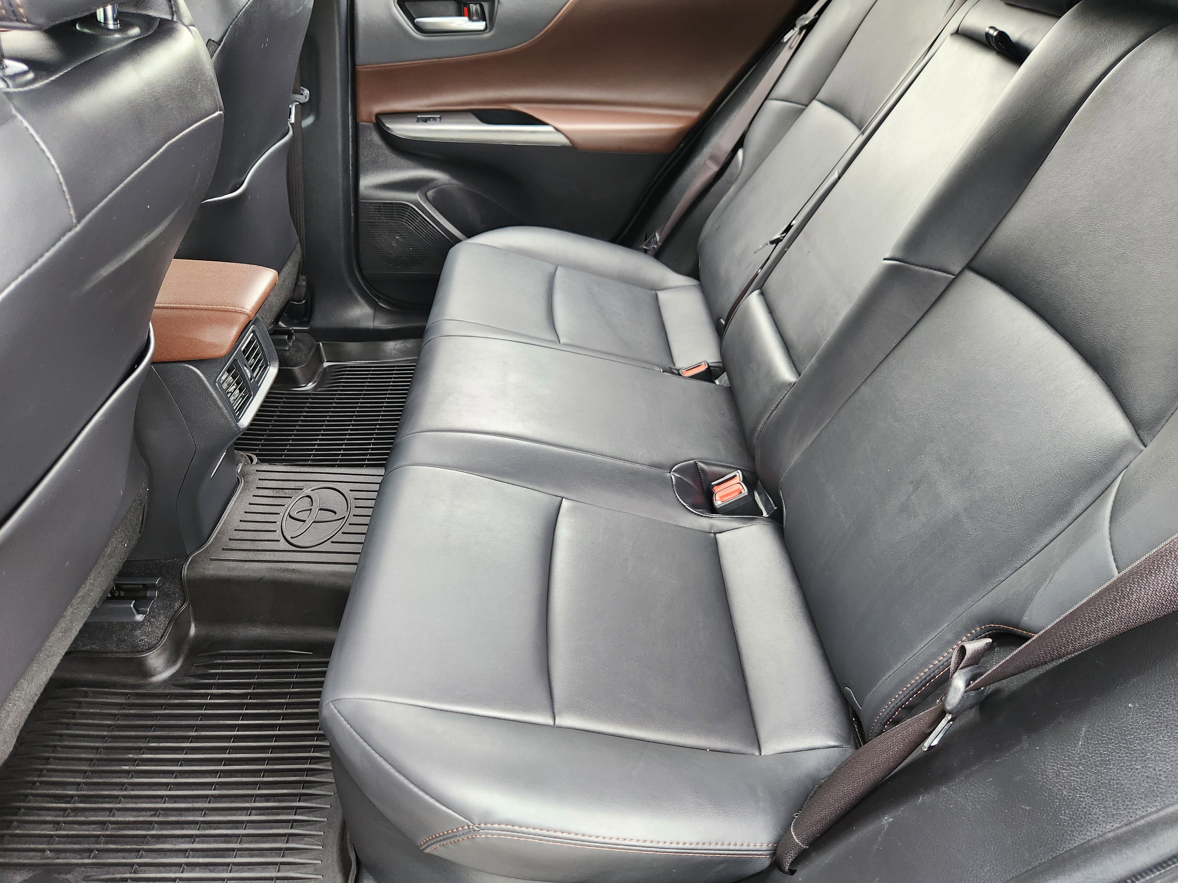 Used 2022 Toyota Venza XLE image 22