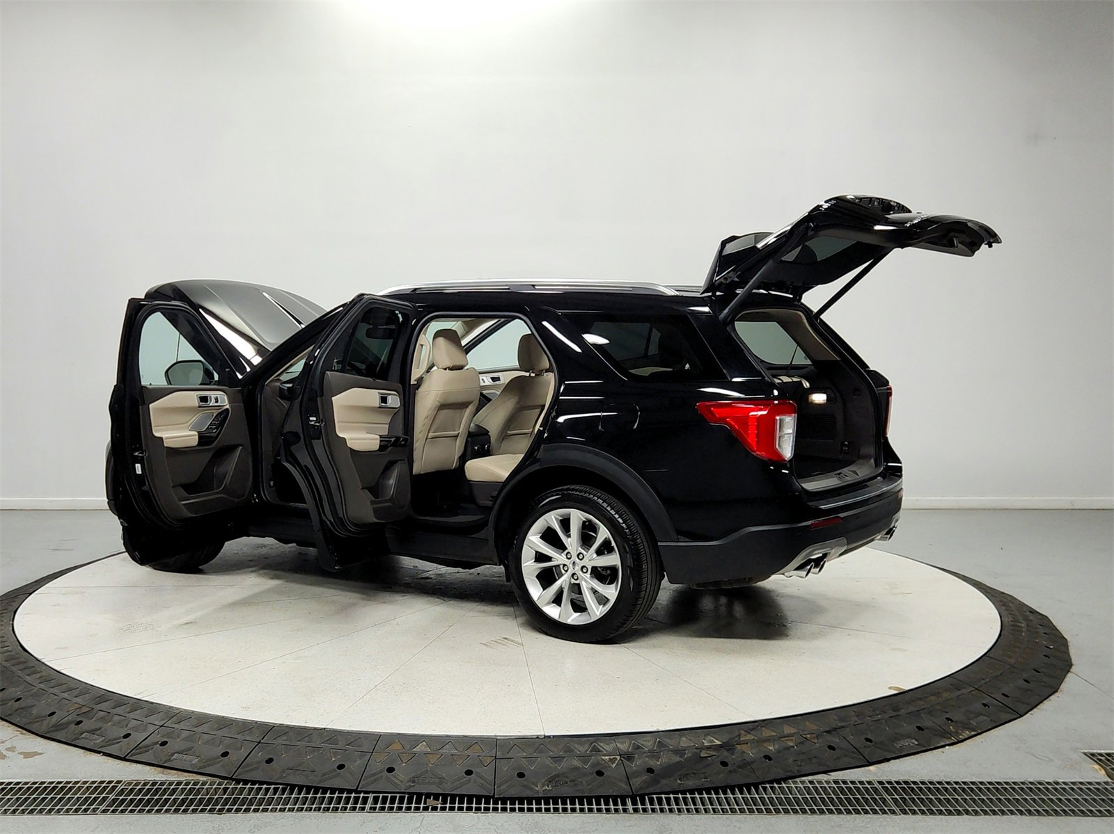 Used 2023 Ford Explorer Platinum w/ Technology Package image 13