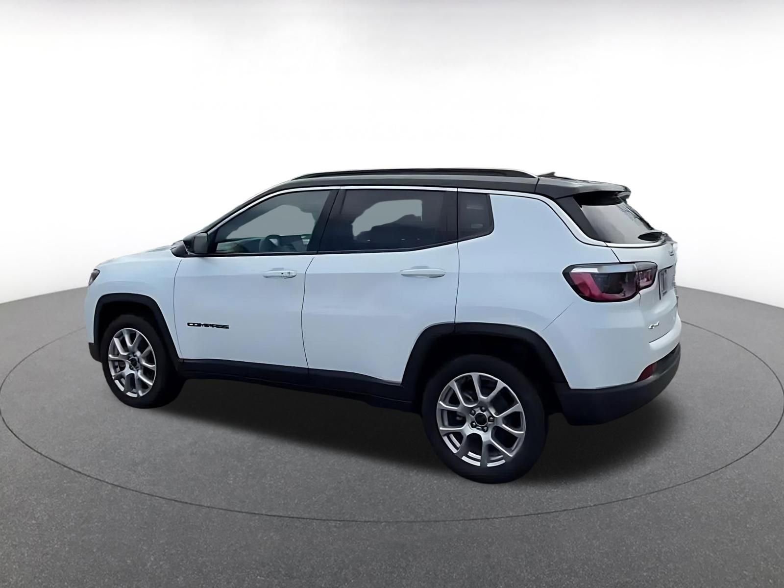 Used 2025 Jeep Compass Limited image 10