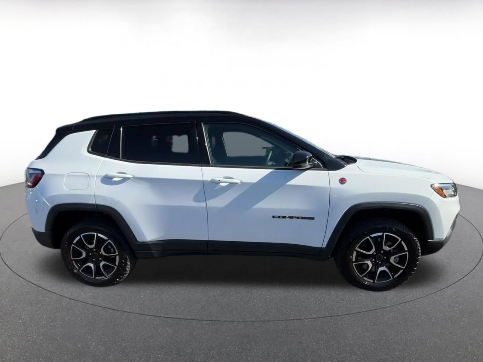 Used 2025 Jeep Compass Trailhawk AWD/4WD image 15