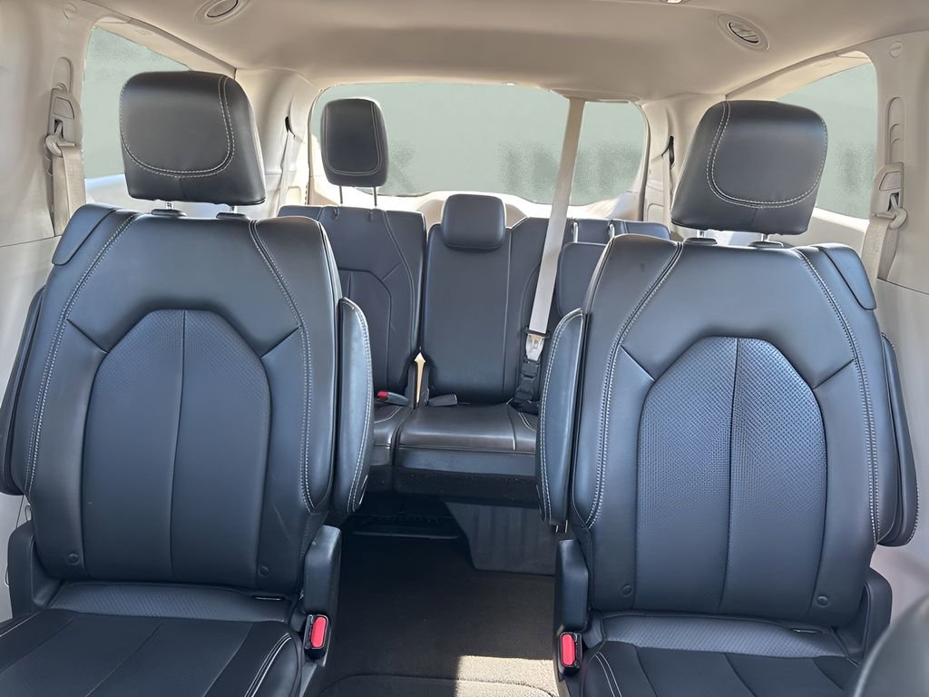 Used 2023 Chrysler Pacifica Touring-L FWD image 11