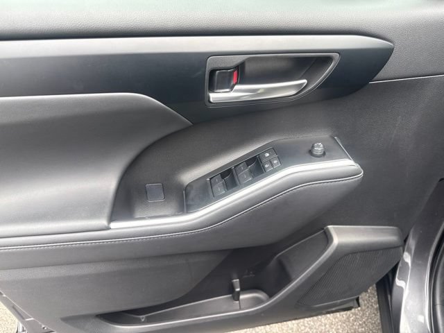 Used 2025 Toyota Highlander XLE FWD image 26