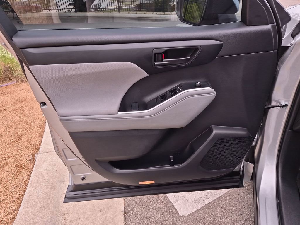 Used 2023 Toyota Highlander L FWD image 18