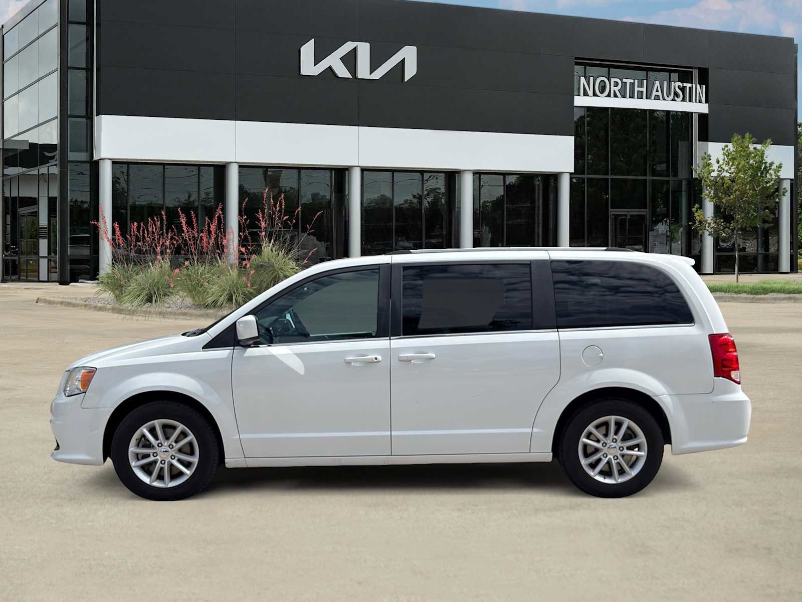Used 2019 Dodge Grand Caravan SXT FWD image 3