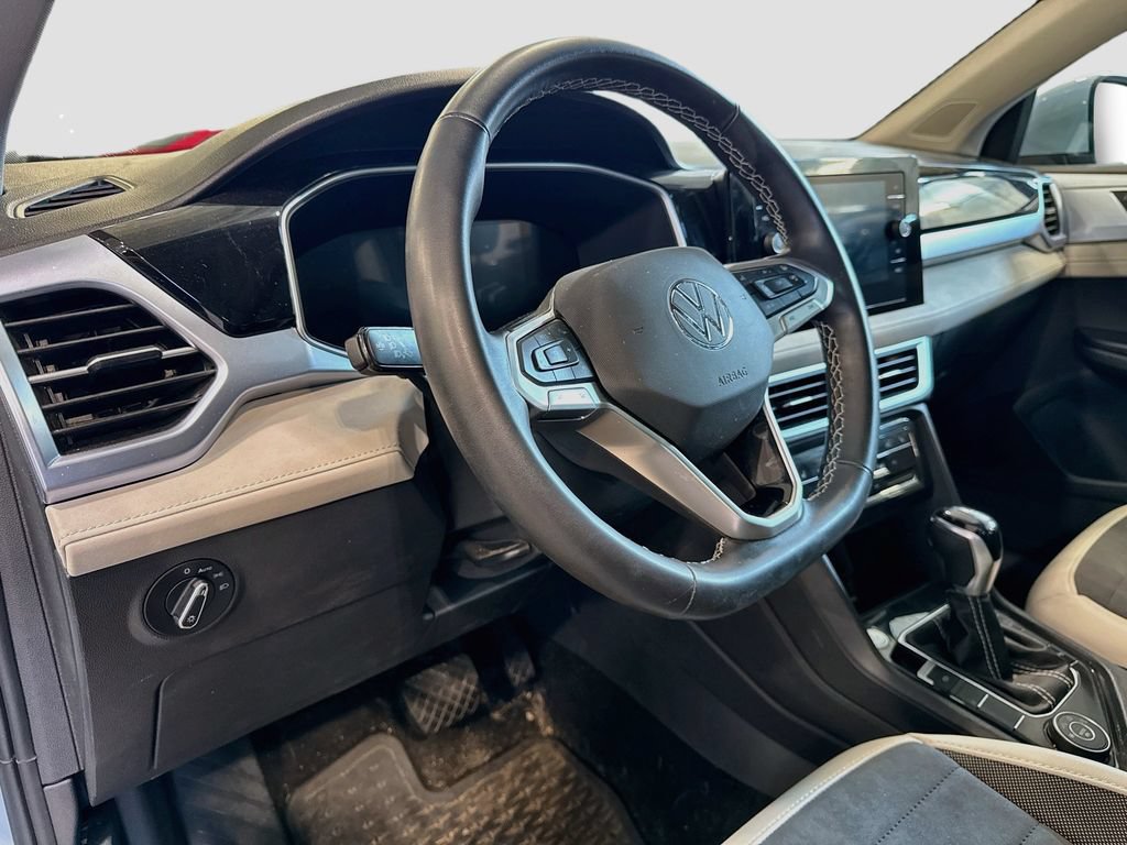 Certified 2025 Volkswagen Taos SE AWD/4WD image 9