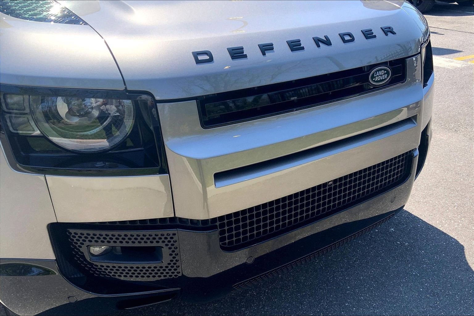 Certified 2025 Land Rover Defender 110 X-Dynamic SE AWD/4WD image 30