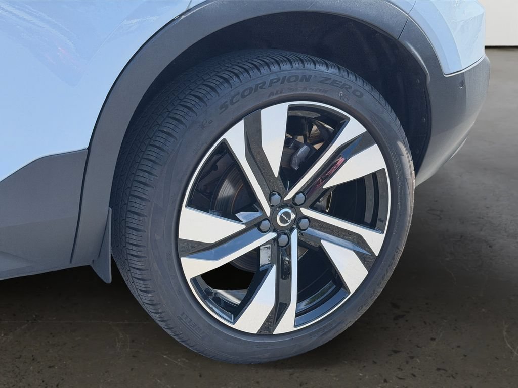 Certified 2024 Volvo XC40 B5 Plus w/ Protection Package Premier AWD/4WD image 27