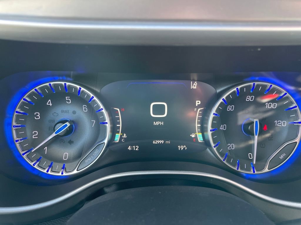 Used 2023 Chrysler Pacifica Touring-L image 5