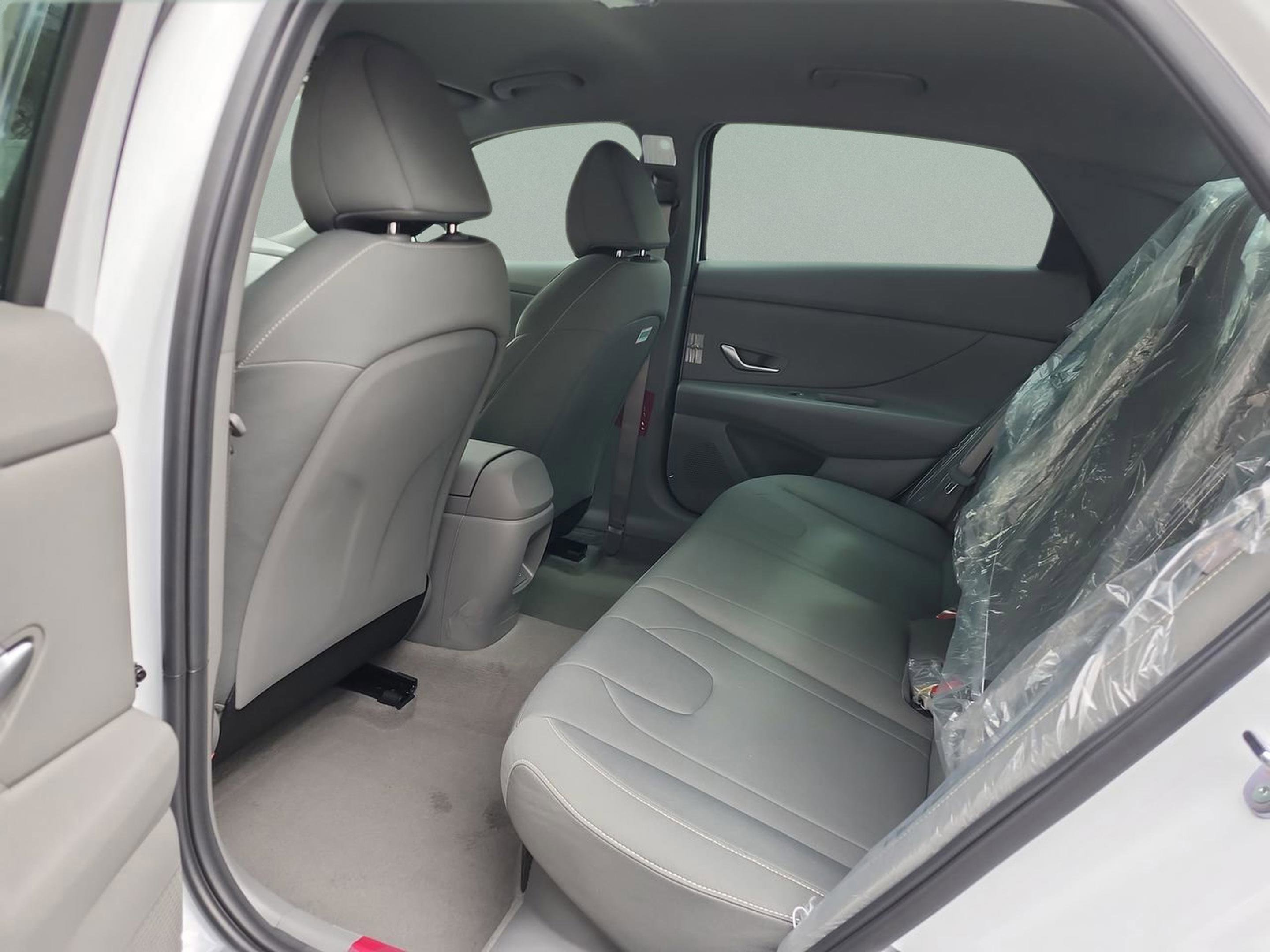 New 2026 Hyundai Elantra Hybrid FWD image 16