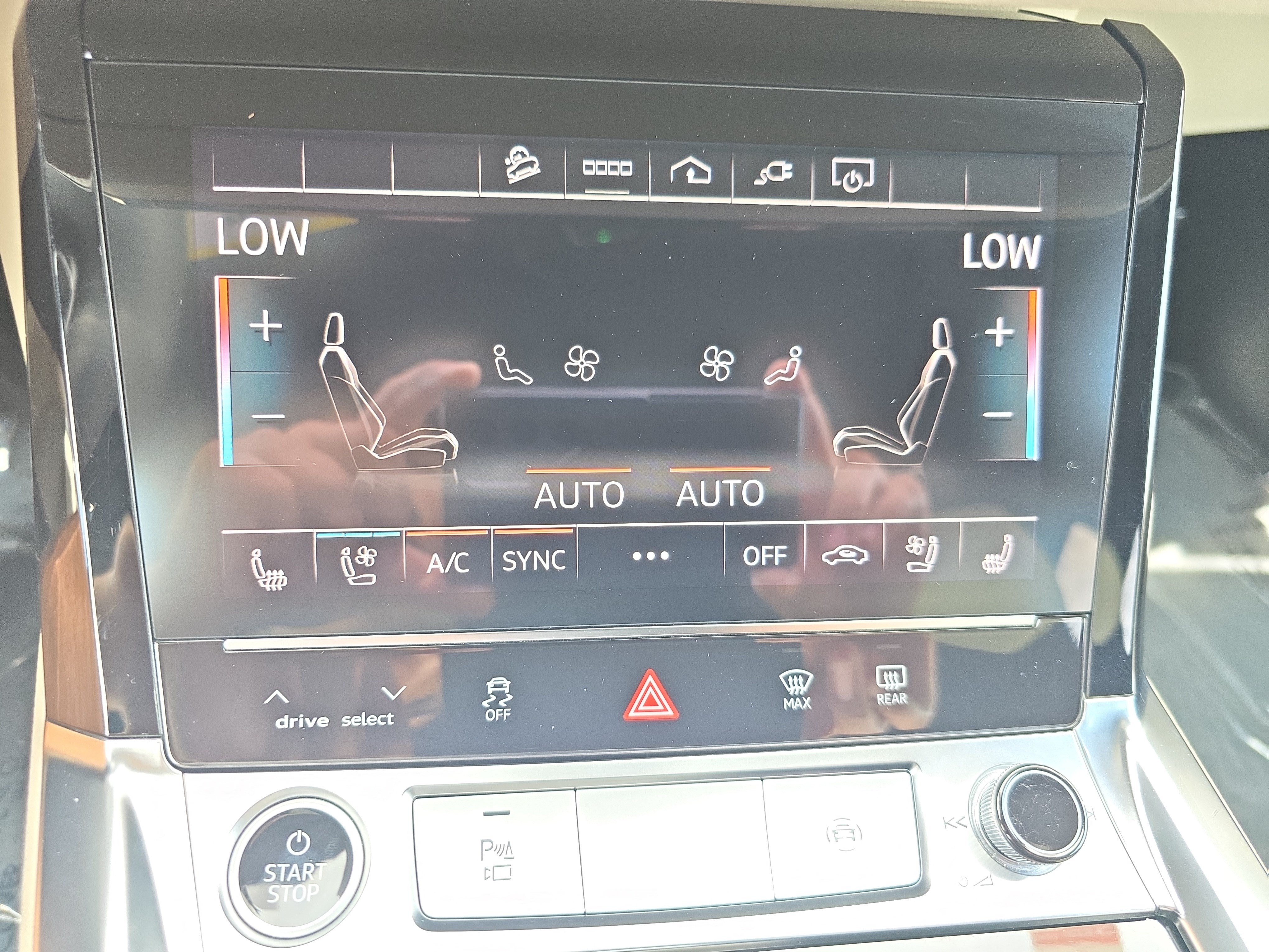 Used 2024 Audi Q8 e-tron Premium Plus w/ Premium Plus Package AWD/4WD image 19