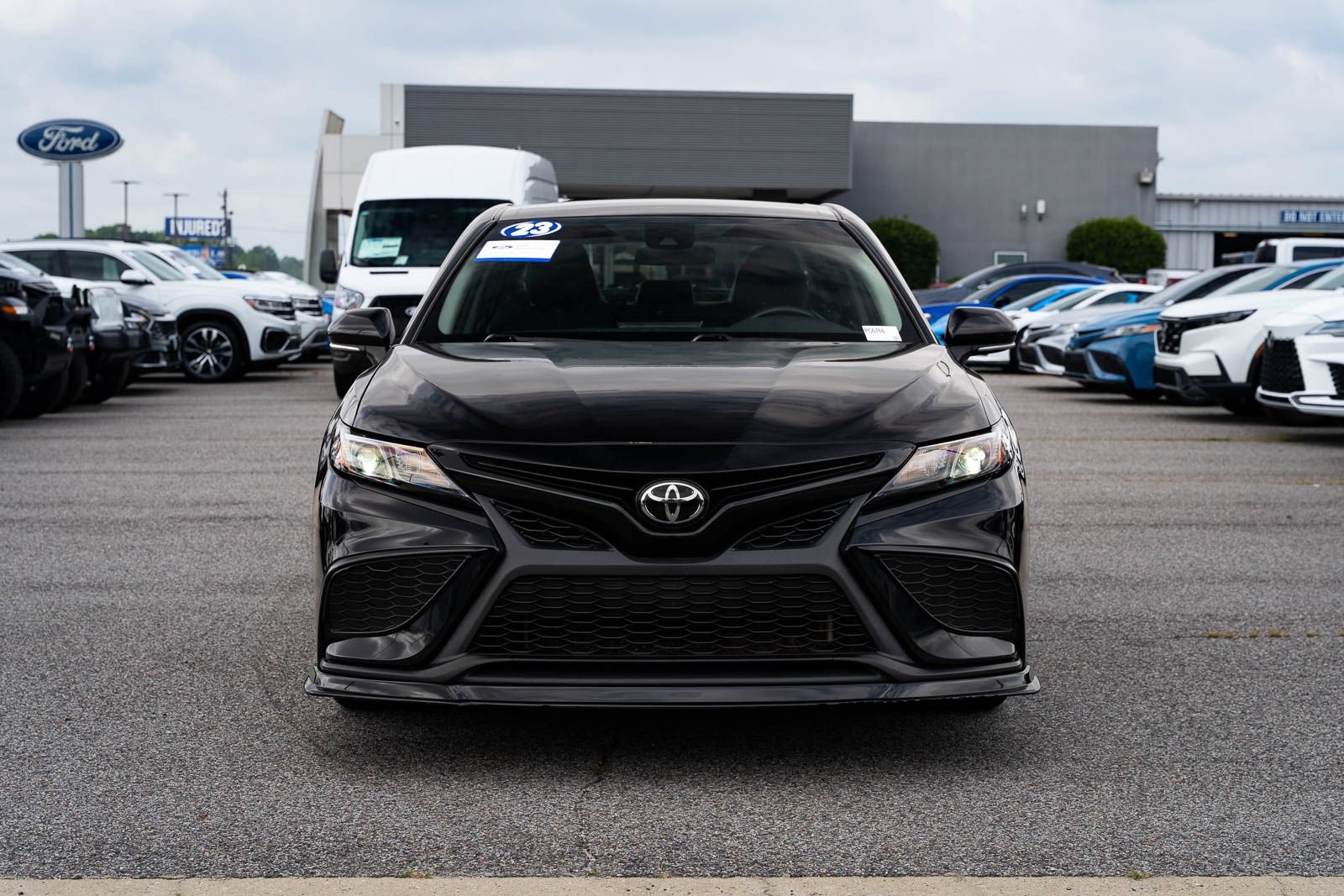 Used 2023 Toyota Camry SE FWD image 2