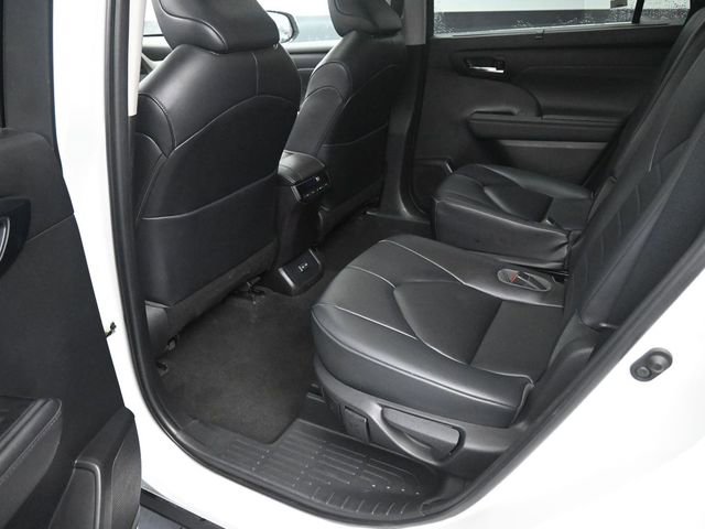 Used 2023 Toyota Highlander XLE FWD image 16